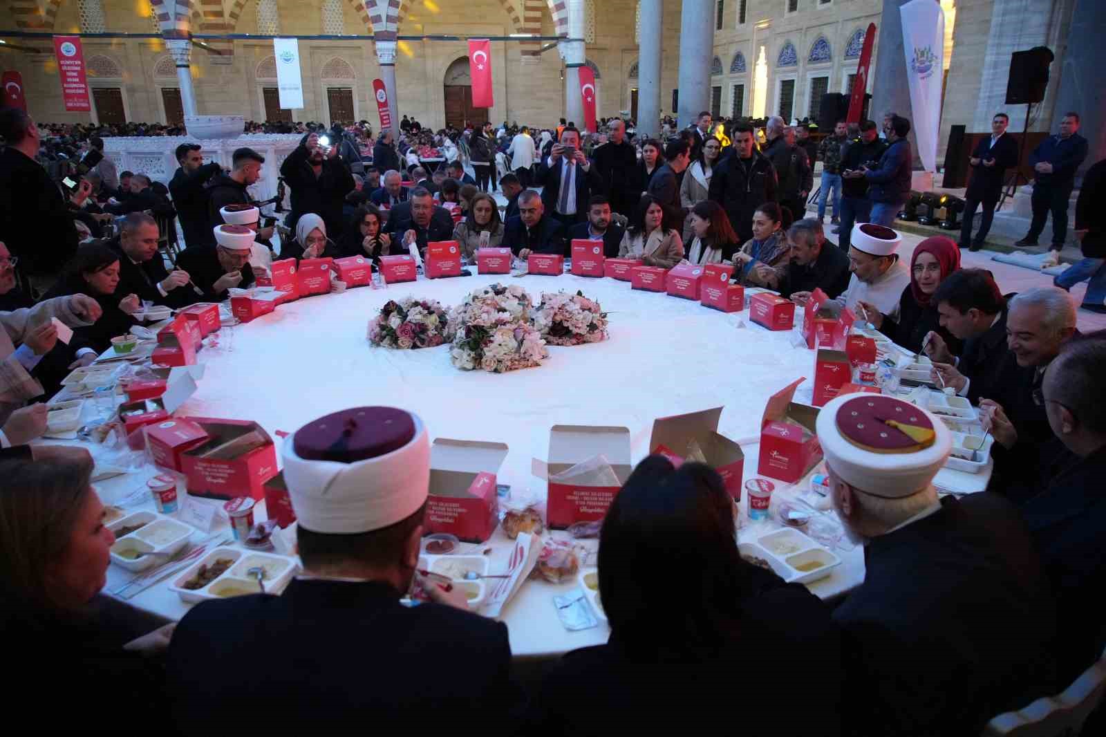 selimiyenin golgesinde binlerce kisi iftarda bulustu 4 fYdlPbve