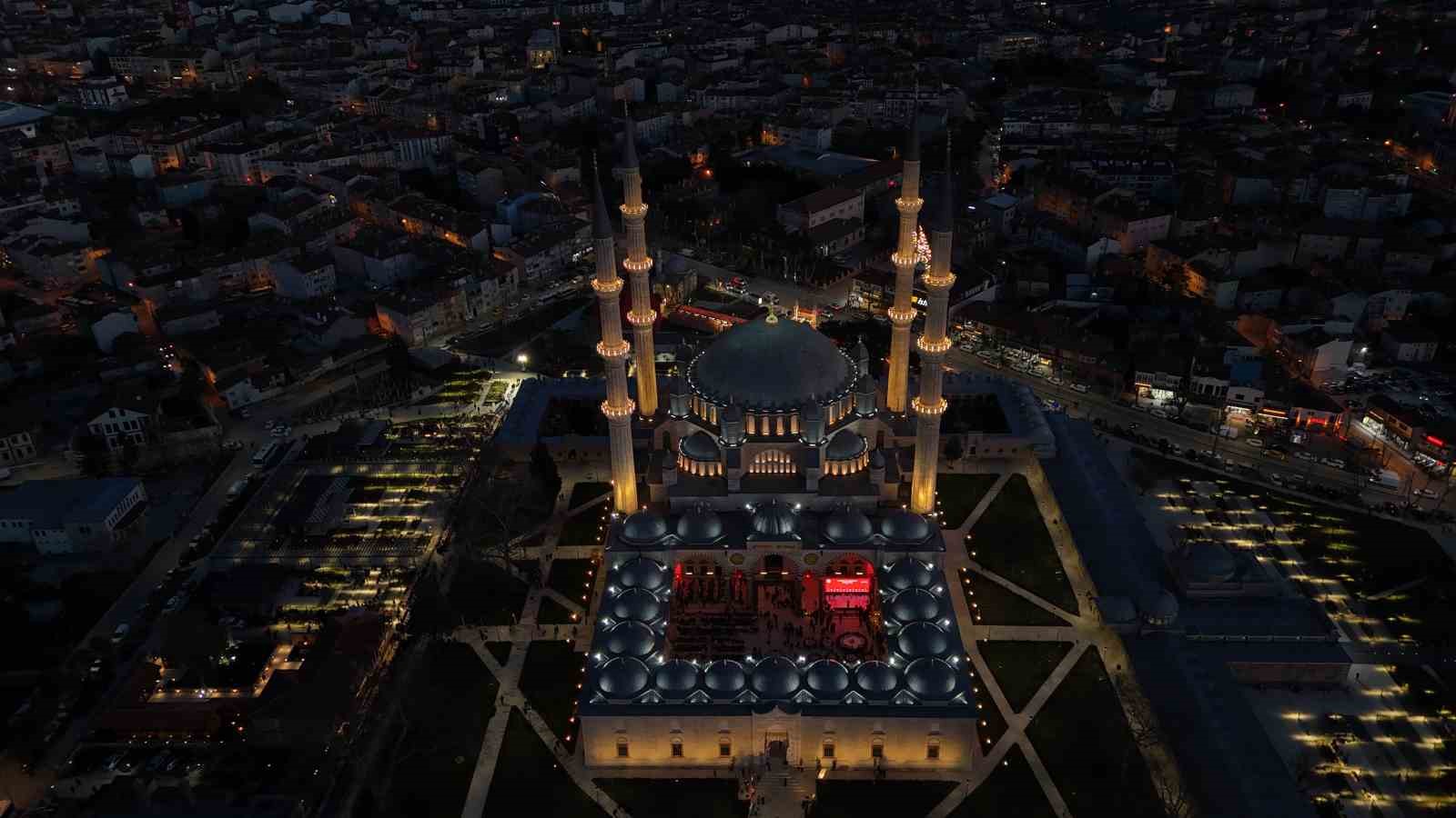 selimiyenin golgesinde binlerce kisi iftarda bulustu 7 eUP1lCMH