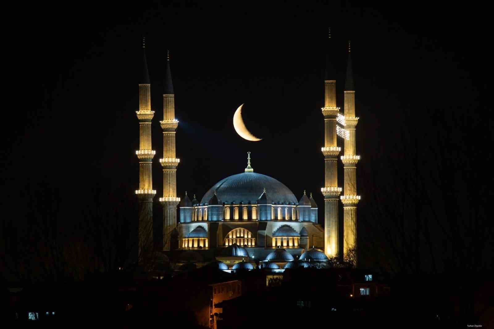 selimiyenin uzerinde hilal buyuledi 0