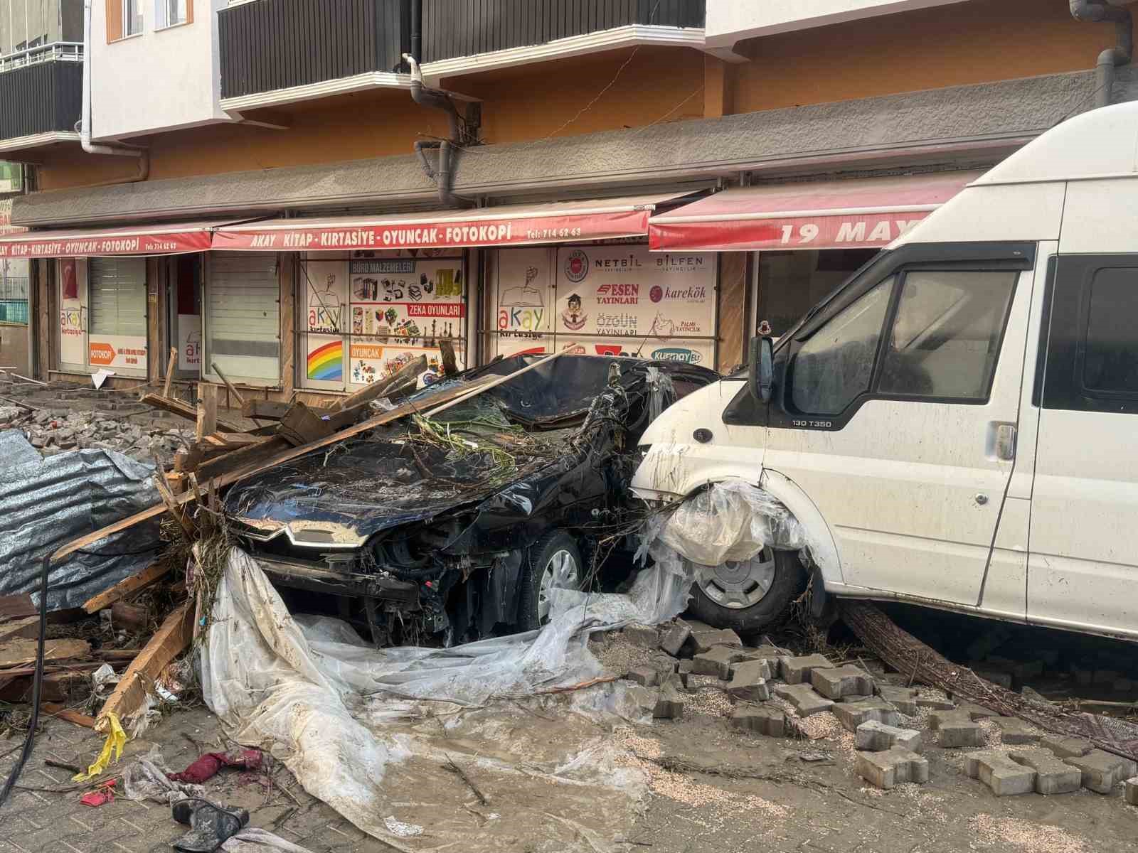 selin vurdugu havzada yaralar sariliyor tum ekipler sahada 10 9T3cYb5B