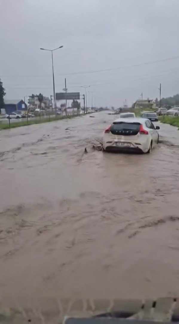 selle birlikte araclari mahsur kaldigi karayolu ulasima acildi 6 qCguw4gt