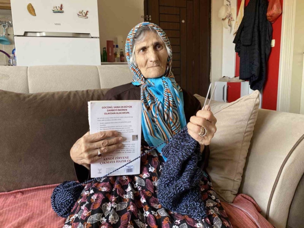 ESKİŞEHİR'DE 70 YAŞINDAKİ SEMA KOL, NEREDEYSE HİÇ GÖRMEMESİNE RAĞMEN KİTAP OKUMAKTAN VE ÖRGÜ ÖRMEKTEN VAZGEÇMİYOR. HOBİLERİNE OLAN BAĞLILIĞI İLE DİKKAT ÇEKEN KOL'UN ÖRDÜĞÜ MALZEMELER, YURDUN ÇEŞİTLİ NOKTALARINDAKİ YOKSUL ÇOCUKLARA ÜCRETSİZ GÖNDERİLİYOR.