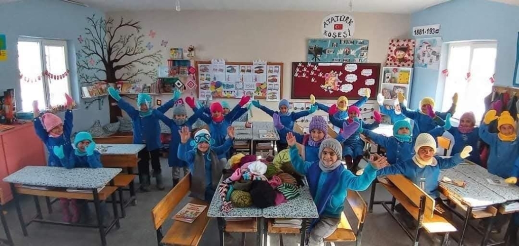 SEMA KOL'UN ÖRDÜĞÜ MALZEMELERİ GİYEN ÇOCUKLAR
