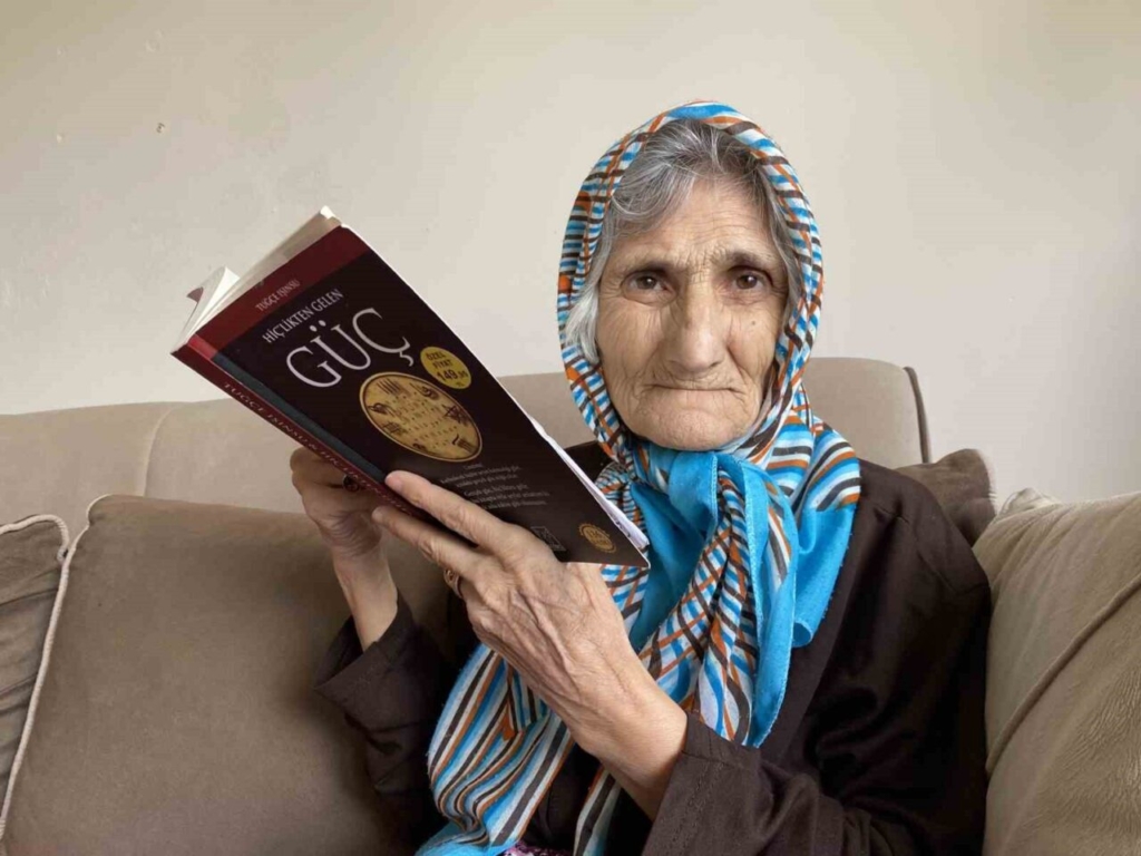 SEMA KOL, "BÜTÜN YAZARLARI, BÜTÜN KİTAPLARI OKUMAYA ÇALIŞIYORUM. BİR AYDA 20 KİTAP OKUDUĞUM OLMUŞTUR. HER ÇEŞİDİNDEN OKURUM. NEREDE BİR YAZAR BULSAM, ORADAN KİTAP ALDIRIYORUM. HİÇ AYIRT ETMEM. KIZLARIMDAN, ÇOCUKLARIMDAN DA RİCA EDİYORUM; ELLERİNDEN GELDİĞİ KADAR BANA KİTAP GETİRİYORLAR" DEDİ