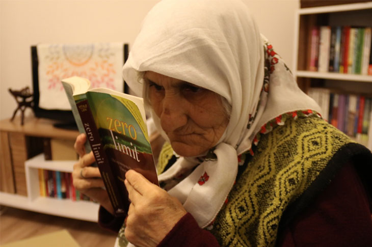 Sema Kol’un hikayesi, “bahanelerin değil, azmin konuştuğu bir hayatın” öyküsü.
Kadınların üretme gücünü, bilgeliğini ve sabrını temsil ediyor.
