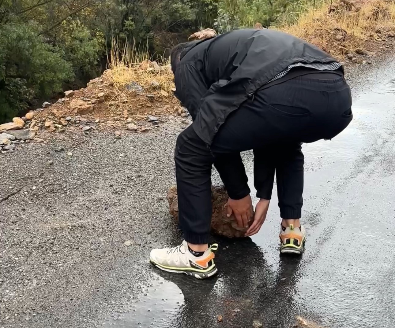 semdinli derecik karayoluna dusen kaya parcalarini dagcilar temizledi 0 SsNN95jw