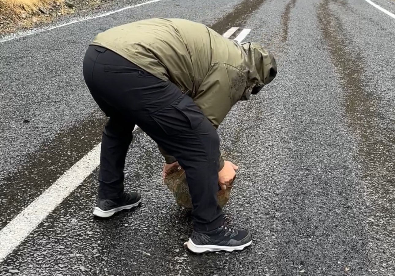 semdinli derecik karayoluna dusen kaya parcalarini dagcilar temizledi 1 JmO19OzN