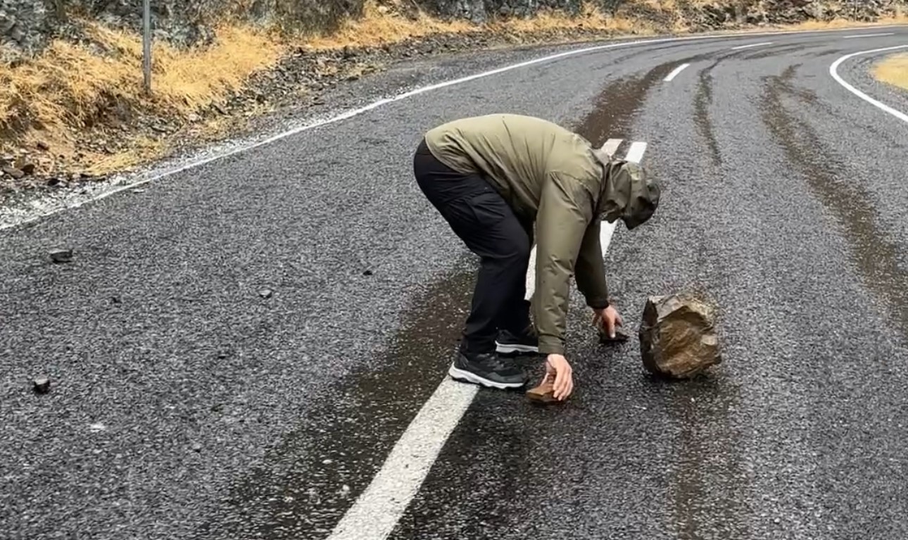 semdinli derecik karayoluna dusen kaya parcalarini dagcilar temizledi 2