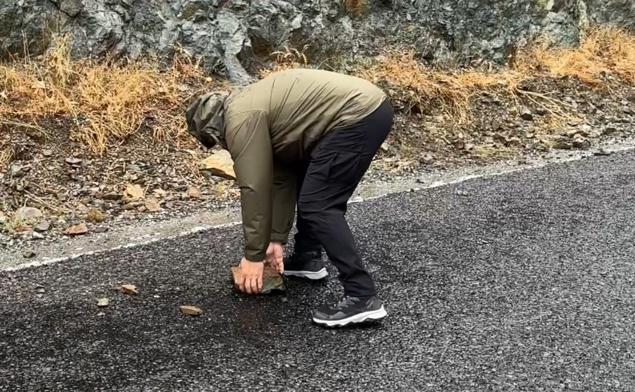 semdinli derecik karayoluna dusen kaya parcalarini dagcilar temizledi 3