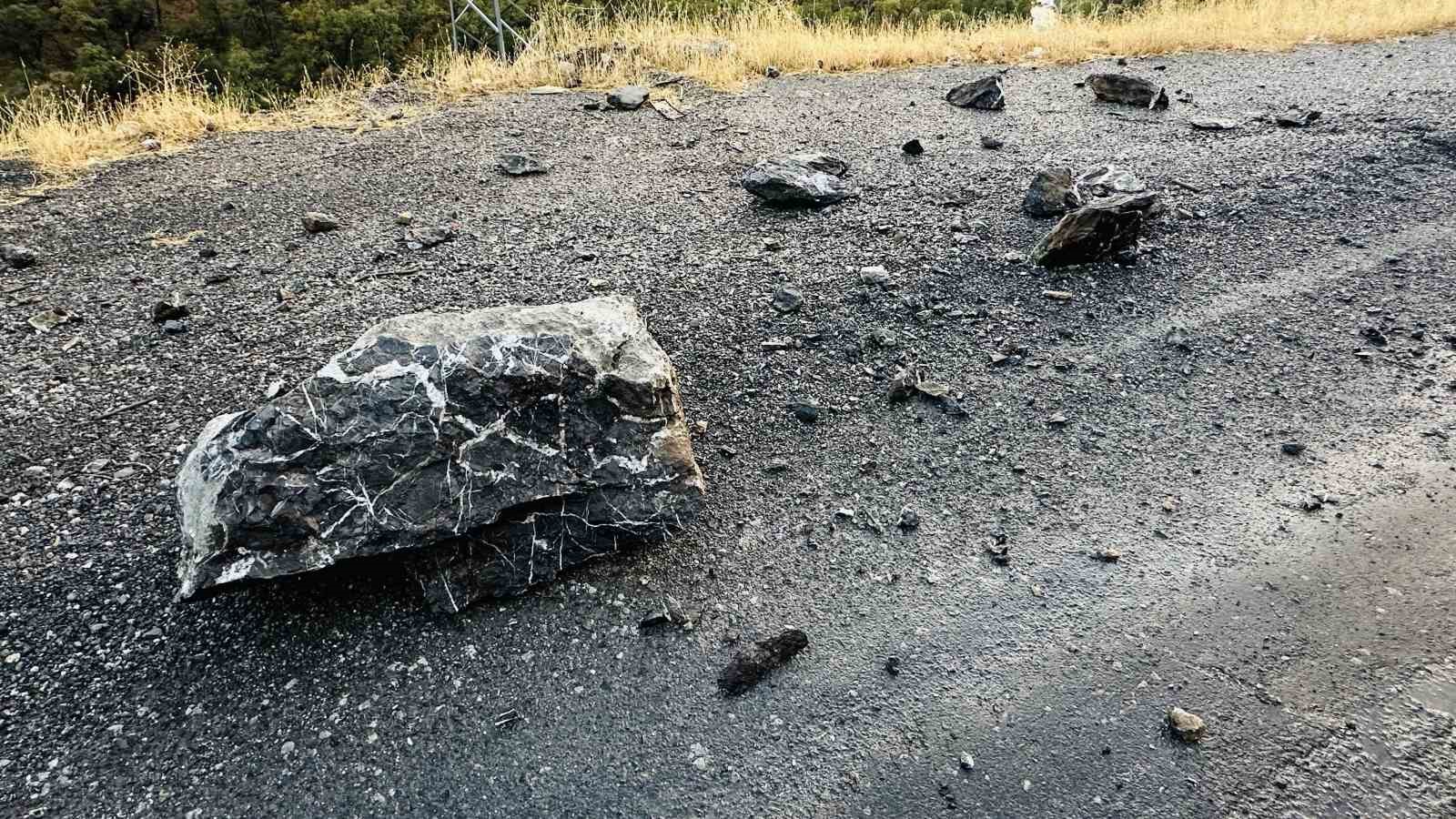 semdinli derecik karayoluna dusen kaya parcalarini dagcilar temizledi 5 ZXh77M9S