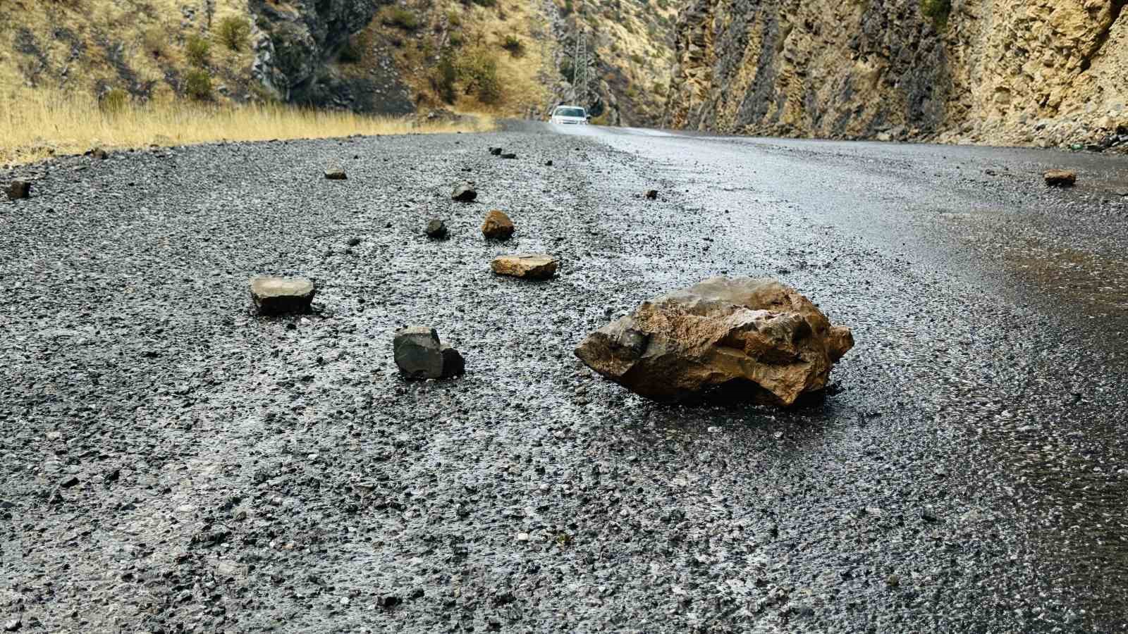 semdinli derecik karayoluna dusen kaya parcalarini dagcilar temizledi 6