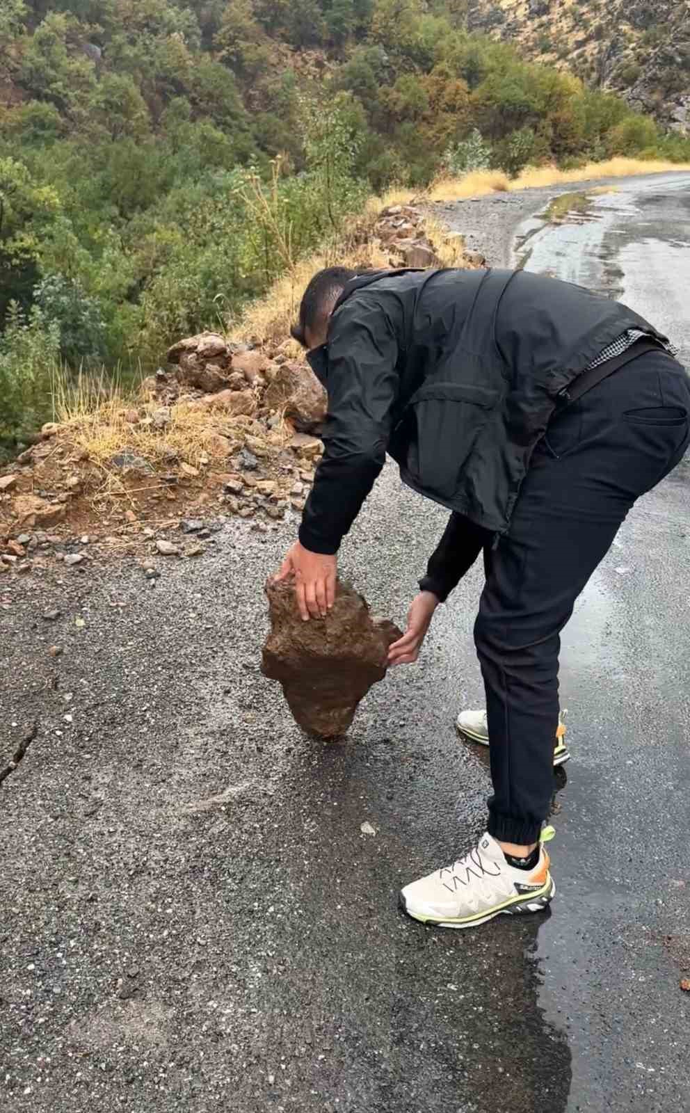 semdinli derecik karayoluna dusen kaya parcalarini dagcilar temizledi 8 I9bXbSTg