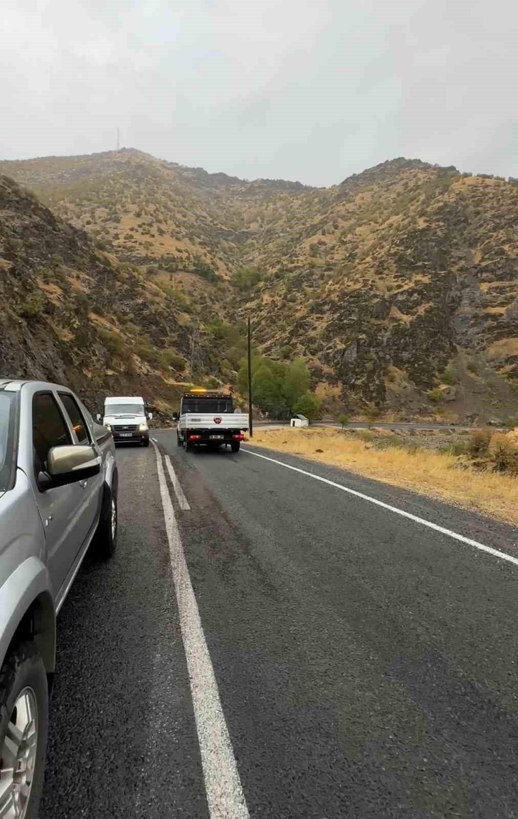 semdinli derecik karayoluna dusen kaya parcalarini dagcilar temizledi 9 6M1LDEKR