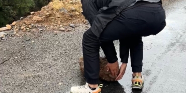 semdinli-derecik-karayoluna-dusen-kaya-parcalarini-dagcilar-temizledi-C3JZ1UTg.jpg