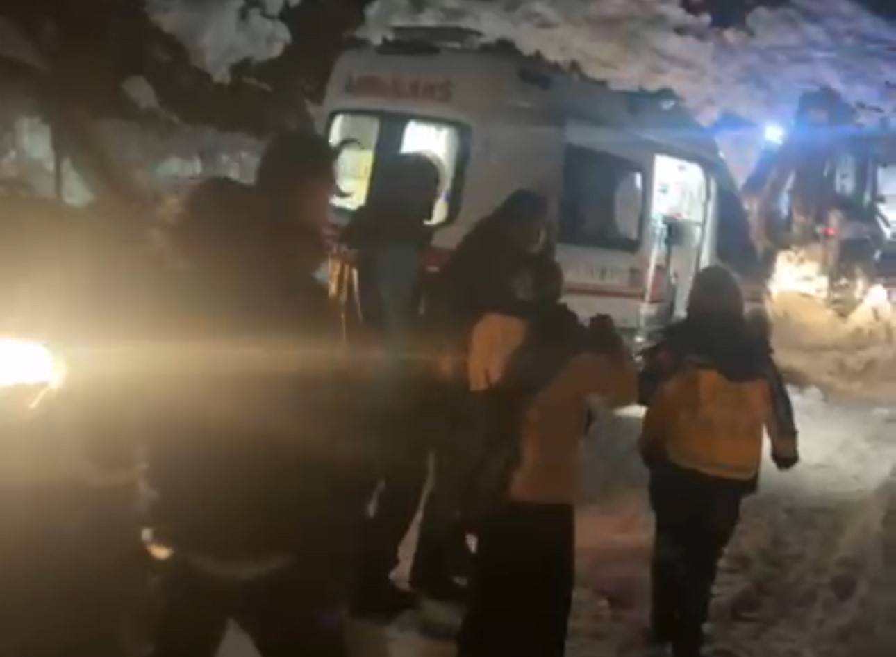 Şemdinli’de 1 metrelik karda hayat mesaisi: Zehirlenen 12 kişi için ekipler seferber oldu 4 semdinlide 1 metrelik karda hayat mesaisi zehirlenen 12 kisi icin ekipler seferber oldu 0 QKQE3ZEn