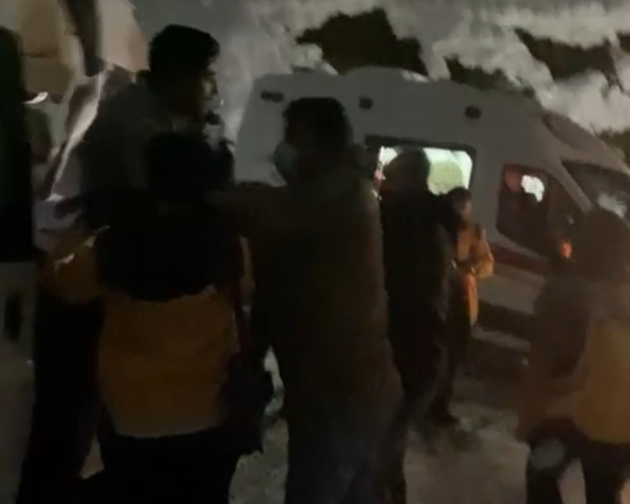 Şemdinli’de 1 metrelik karda hayat mesaisi: Zehirlenen 12 kişi için ekipler seferber oldu 7 semdinlide 1 metrelik karda hayat mesaisi zehirlenen 12 kisi icin ekipler seferber oldu 3 CbTieQkn
