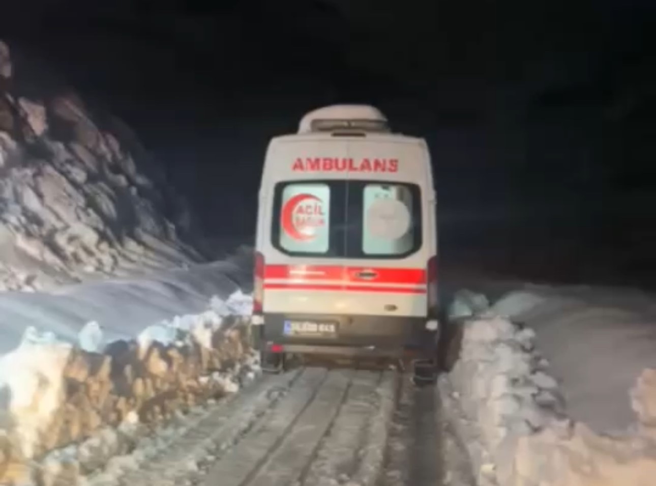 Şemdinli’de 1 metrelik karda hayat mesaisi: Zehirlenen 12 kişi için ekipler seferber oldu 8 semdinlide 1 metrelik karda hayat mesaisi zehirlenen 12 kisi icin ekipler seferber oldu 4 6dNU5PCV