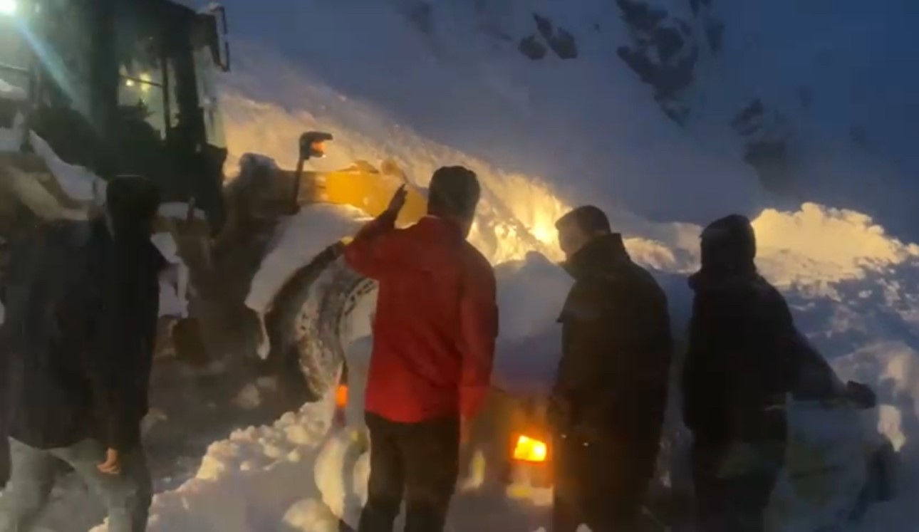 Şemdinli’de çığ altında can pazarı: Karayolları ekipleri zamanla yarışarak 3 kişiyi kurtardı 4 semdinlide cig altinda can pazari karayollari ekipleri zamanla yarisarak 3 kisiyi kurtardi 0 zhg1nWGI