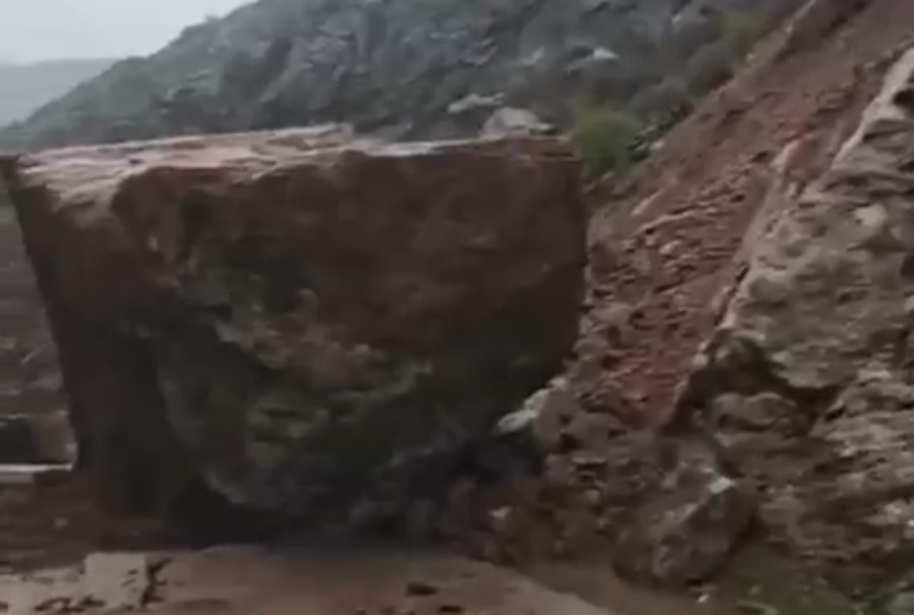 semdinlide dev kaya parcasi yolu ulasima kapatti 1
