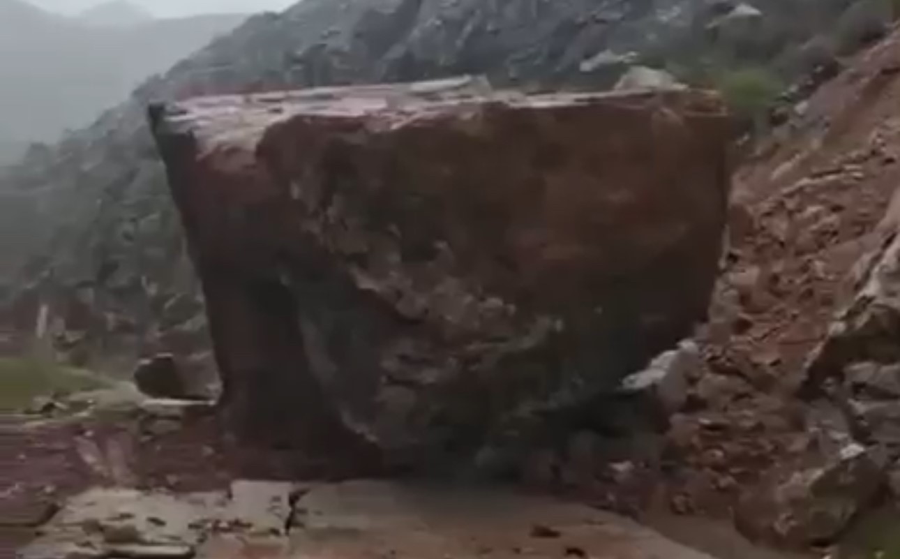 semdinlide dev kaya parcasi yolu ulasima kapatti 2 hek6h11P