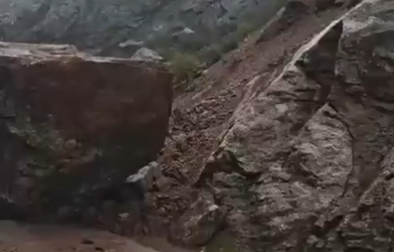 semdinlide dev kaya parcasi yolu ulasima kapatti 3 OKpDkPu7
