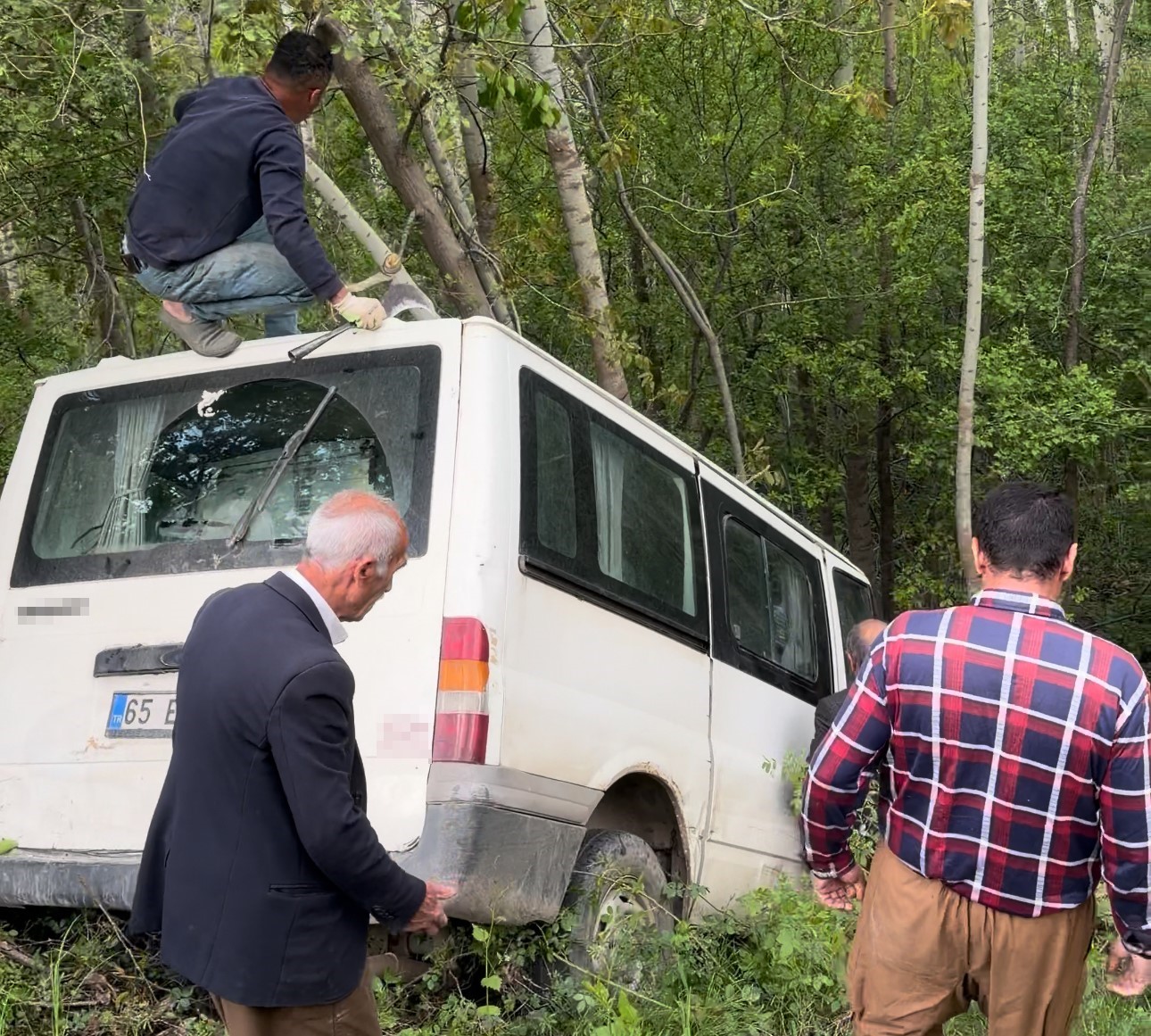 semdinlide minibus yoldan cikti 3 yarali 2 tsZL2Ndf