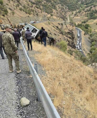 semdinlide-ucuruma-dusen-kamyonu-askeri-vinc-kurtardi-Q93ZMcn5.jpg