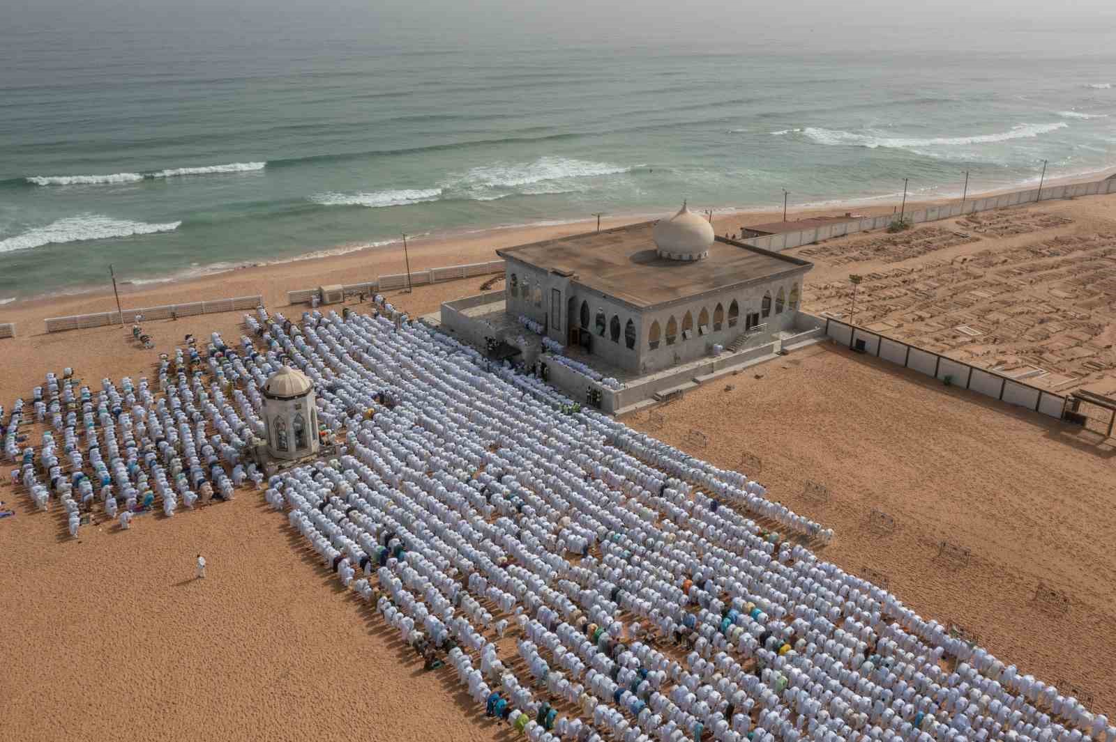 senegalde atlas okyanusu kiyisinda bayram namazi 1