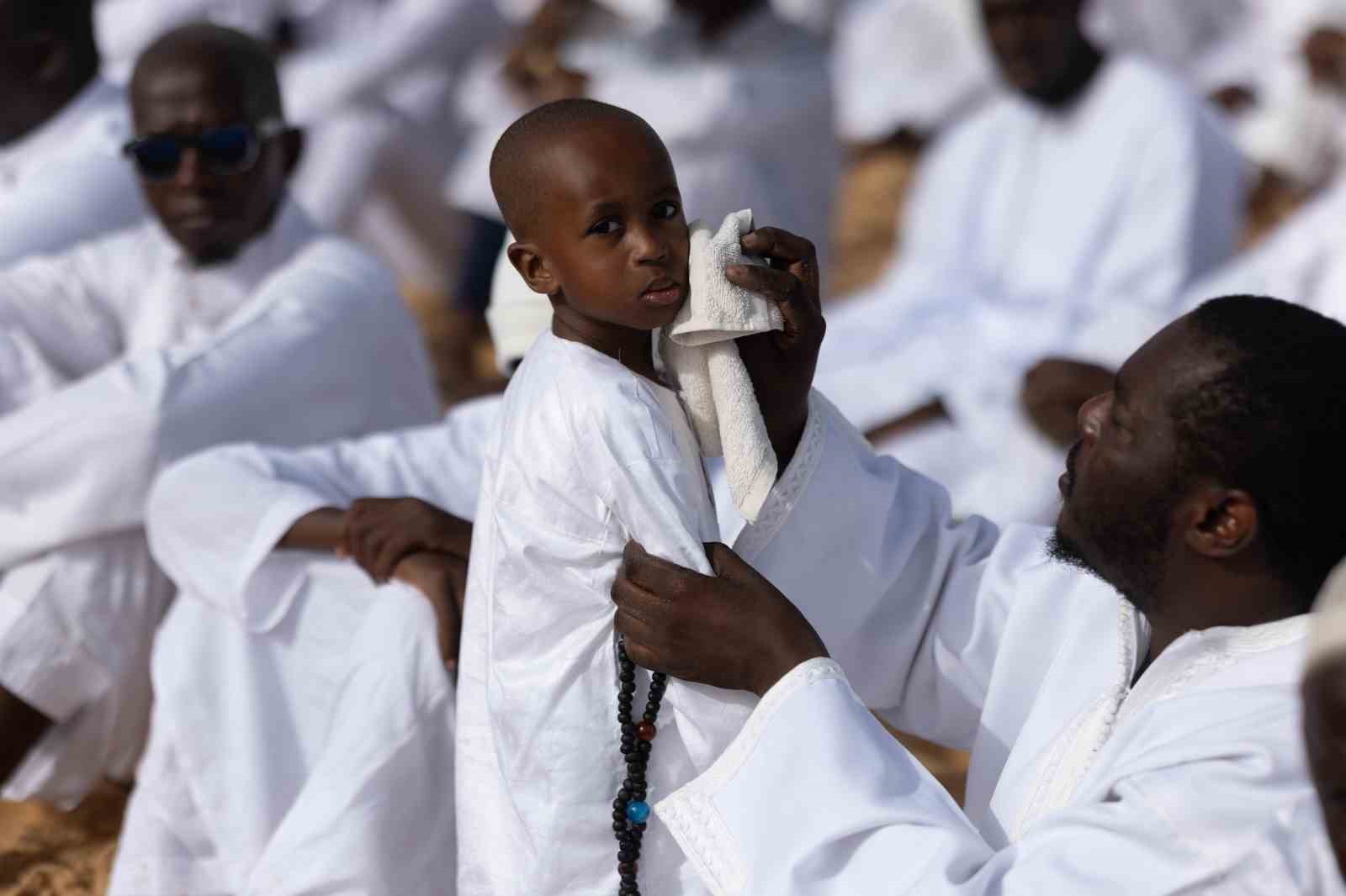 senegalde atlas okyanusu kiyisinda bayram namazi 12 VJMW4GA5