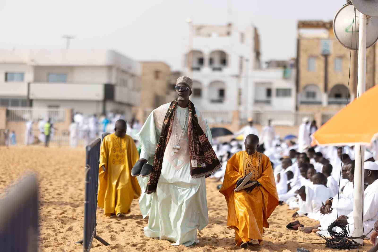 senegalde atlas okyanusu kiyisinda bayram namazi 13 ntCU19F5
