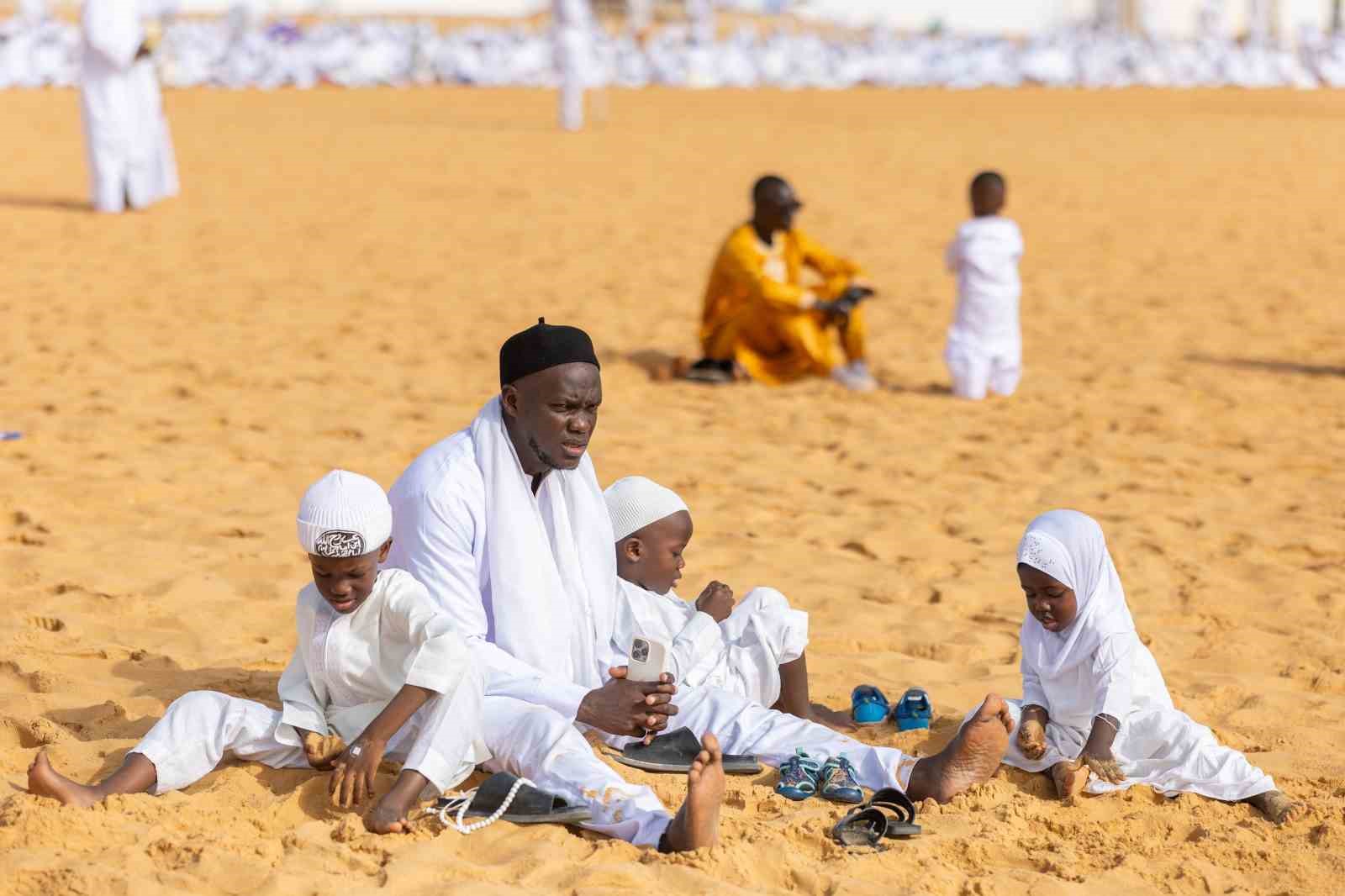 senegalde atlas okyanusu kiyisinda bayram namazi 14 zdtu35Ze