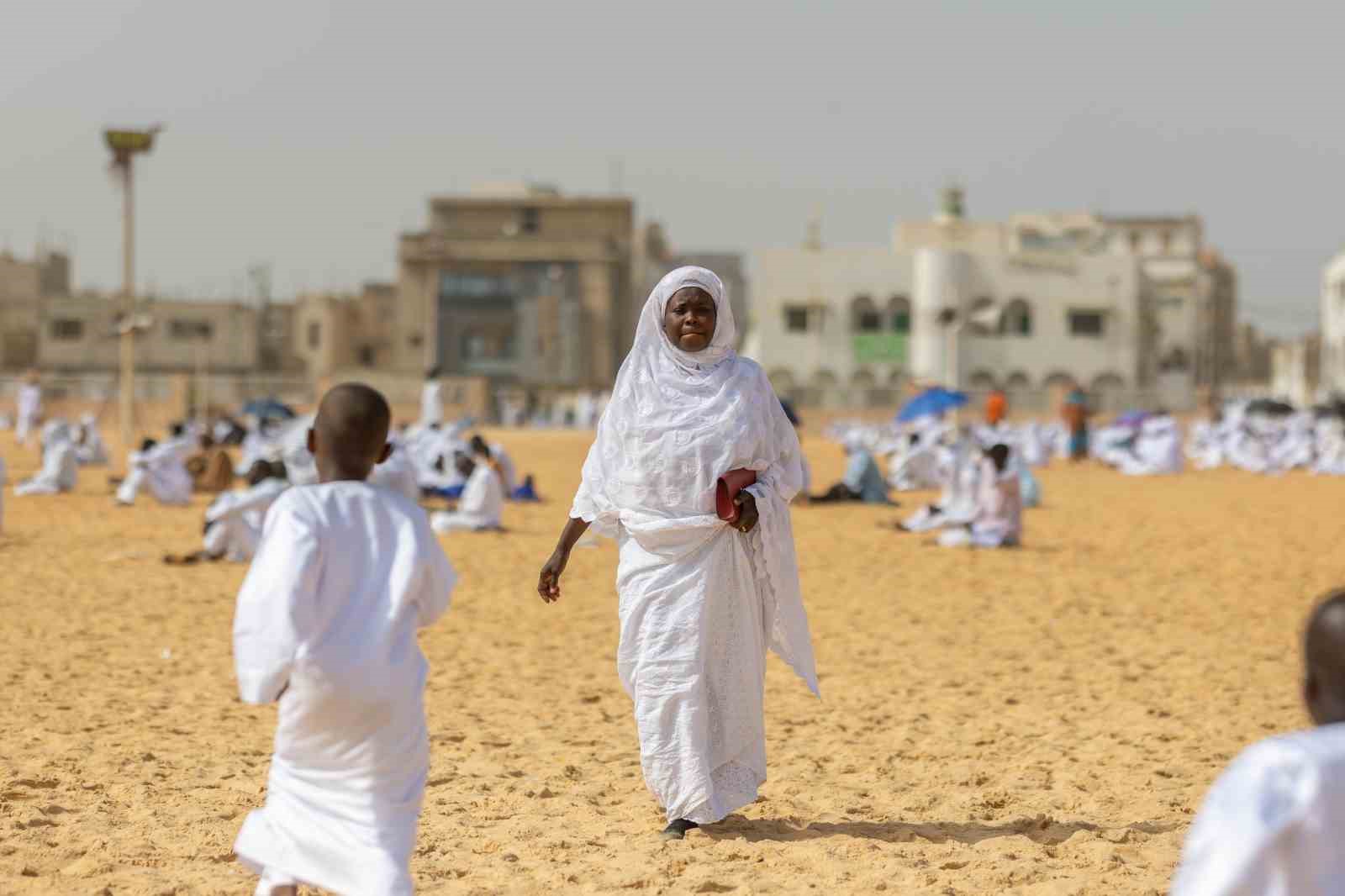 senegalde atlas okyanusu kiyisinda bayram namazi 17 eA8gAkLI