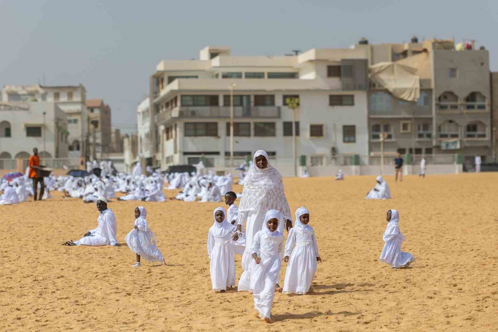senegalde atlas okyanusu kiyisinda bayram namazi 19 7ZMtf3rc