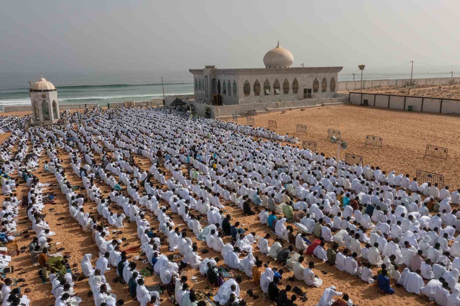 senegalde atlas okyanusu kiyisinda bayram namazi 2 TYLfjn36
