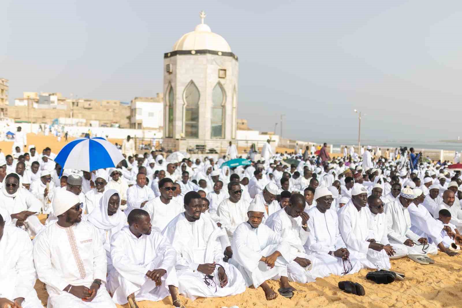 senegalde atlas okyanusu kiyisinda bayram namazi 20 3UfUVDO5