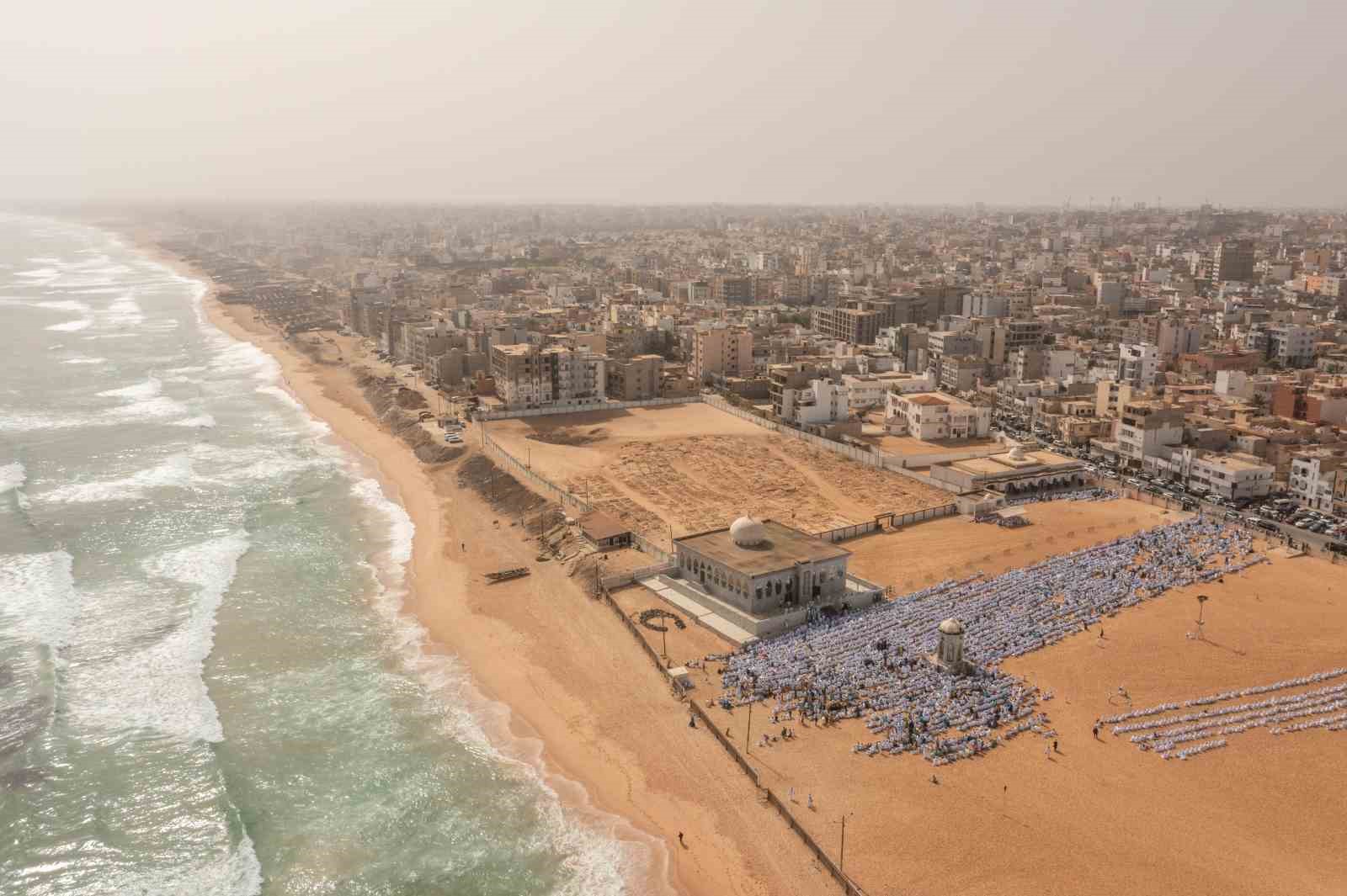 senegalde atlas okyanusu kiyisinda bayram namazi 7 RTLHsXKi
