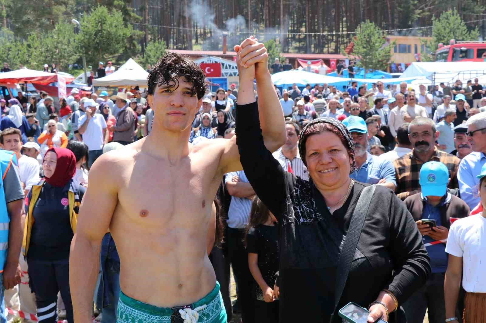 Şenkaya’da Bal Festivali’nde rekor katılım: 20 bin kişi Şirankes’te buluştu 4 senkayada bal festivalinde rekor katilim 20 bin kisi sirankeste bulustu 0 UPMKV8aN