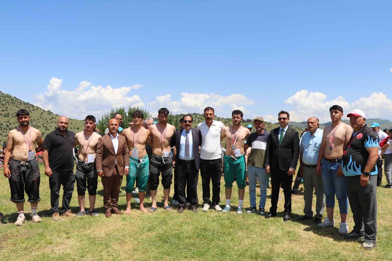 Şenkaya’da Bal Festivali’nde rekor katılım: 20 bin kişi Şirankes’te buluştu 5 senkayada bal festivalinde rekor katilim 20 bin kisi sirankeste bulustu 1 ROSylG1e