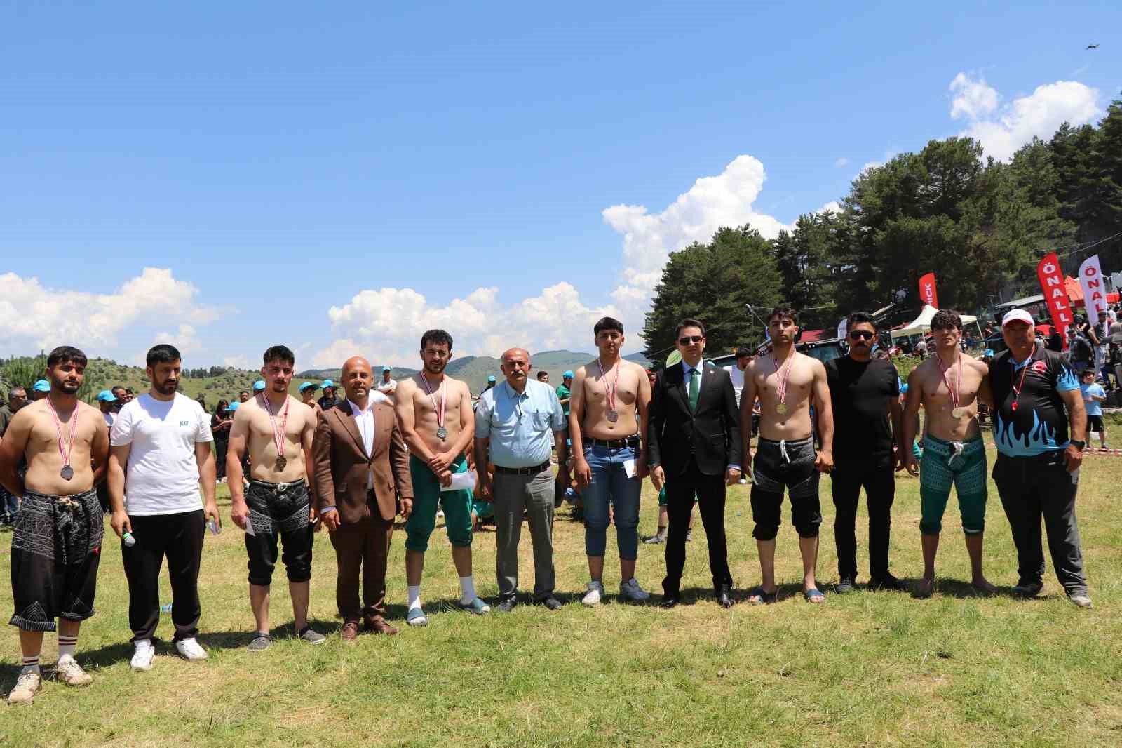 Şenkaya’da Bal Festivali’nde rekor katılım: 20 bin kişi Şirankes’te buluştu 6 senkayada bal festivalinde rekor katilim 20 bin kisi sirankeste bulustu 2 EfdAzncy