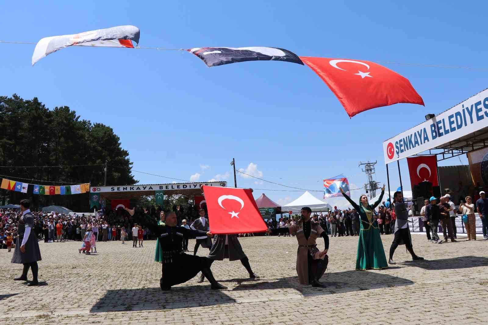Şenkaya’da Bal Festivali’nde rekor katılım: 20 bin kişi Şirankes’te buluştu 7 senkayada bal festivalinde rekor katilim 20 bin kisi sirankeste bulustu 3 CFsO9S5D