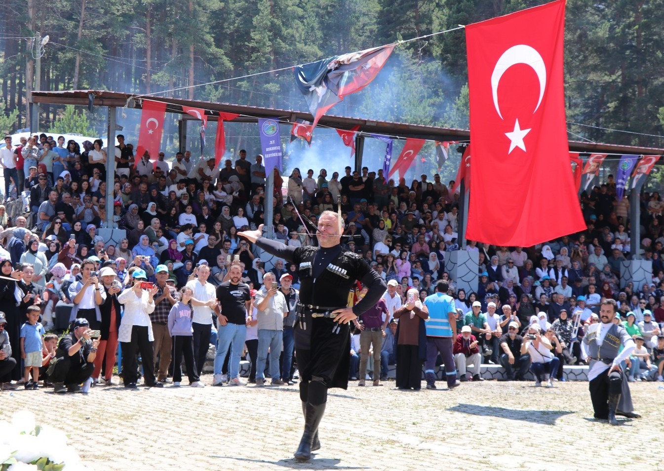 Şenkaya’da Bal Festivali’nde rekor katılım: 20 bin kişi Şirankes’te buluştu 10 senkayada bal festivalinde rekor katilim 20 bin kisi sirankeste bulustu 6 efuB34RO