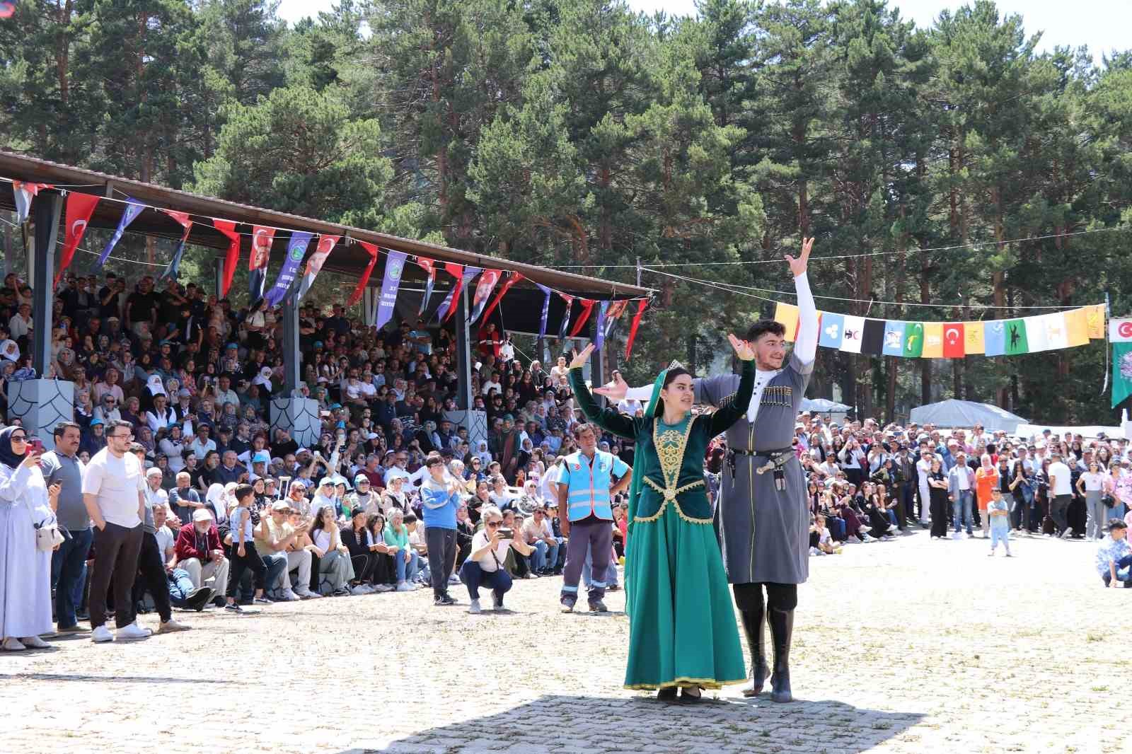 Şenkaya’da Bal Festivali’nde rekor katılım: 20 bin kişi Şirankes’te buluştu 11 senkayada bal festivalinde rekor katilim 20 bin kisi sirankeste bulustu 7