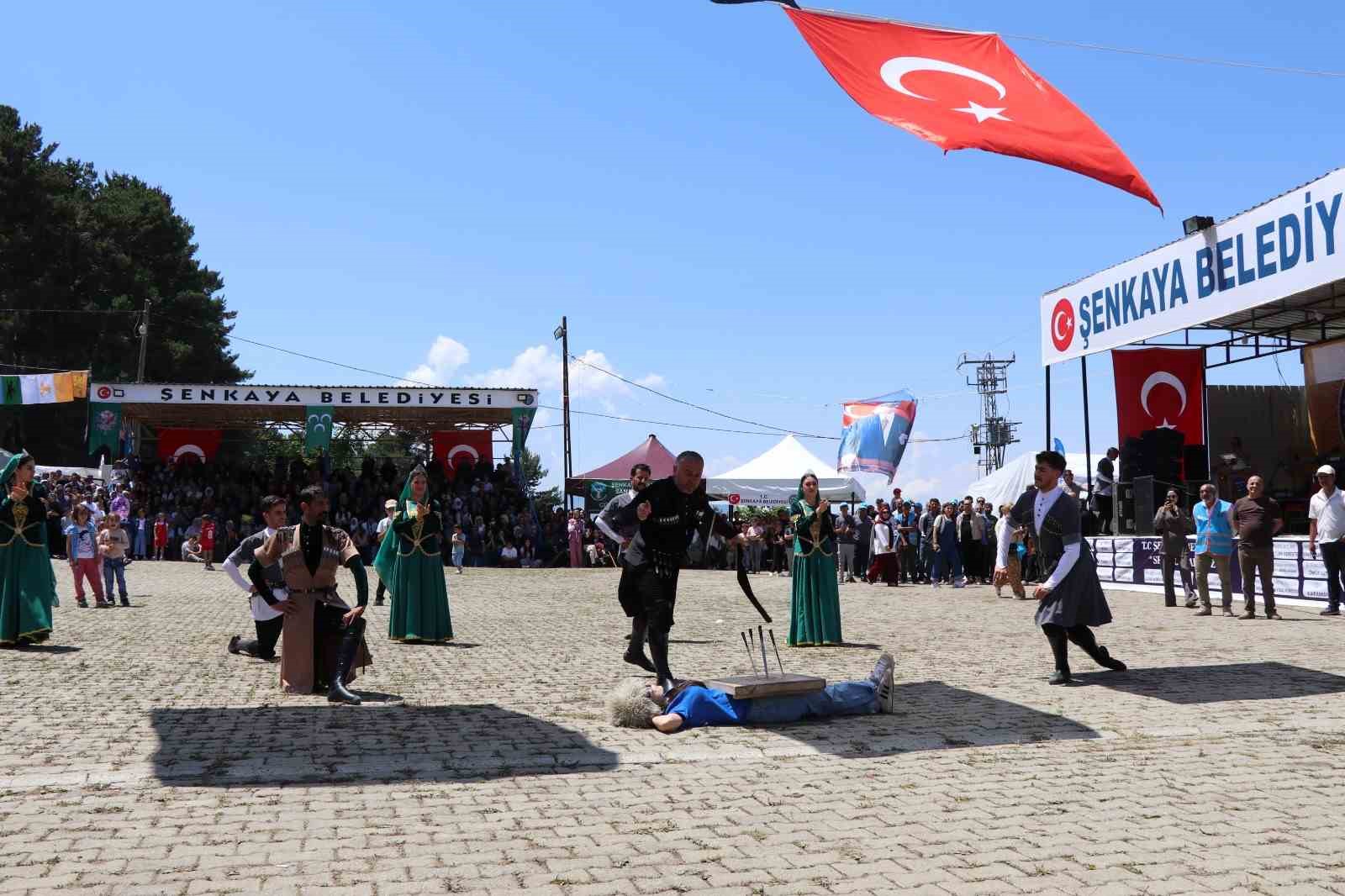 Şenkaya’da Bal Festivali’nde rekor katılım: 20 bin kişi Şirankes’te buluştu 12 senkayada bal festivalinde rekor katilim 20 bin kisi sirankeste bulustu 8 6wk1ha9j