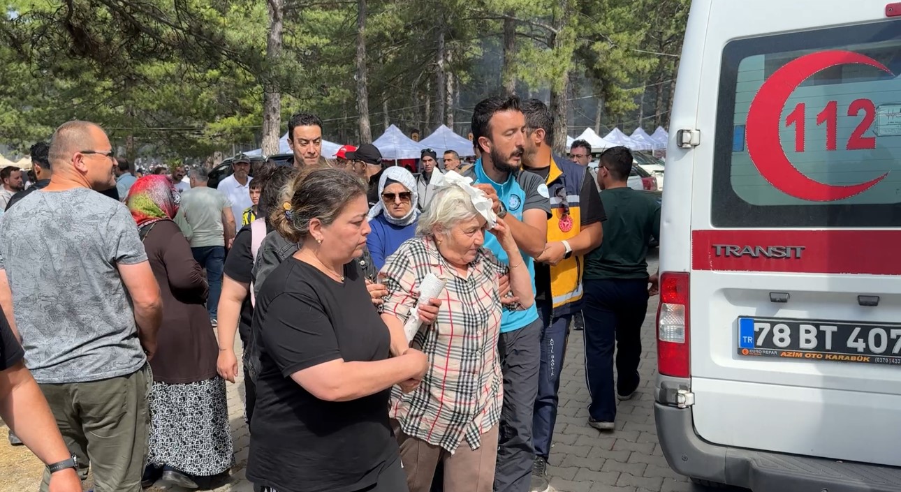 Şenlikte ağaçtan düşen dal yaşlı kadını yaraladı 4 senlikte agactan dusen dal yasli kadini yaraladi 0 zaYunmNM