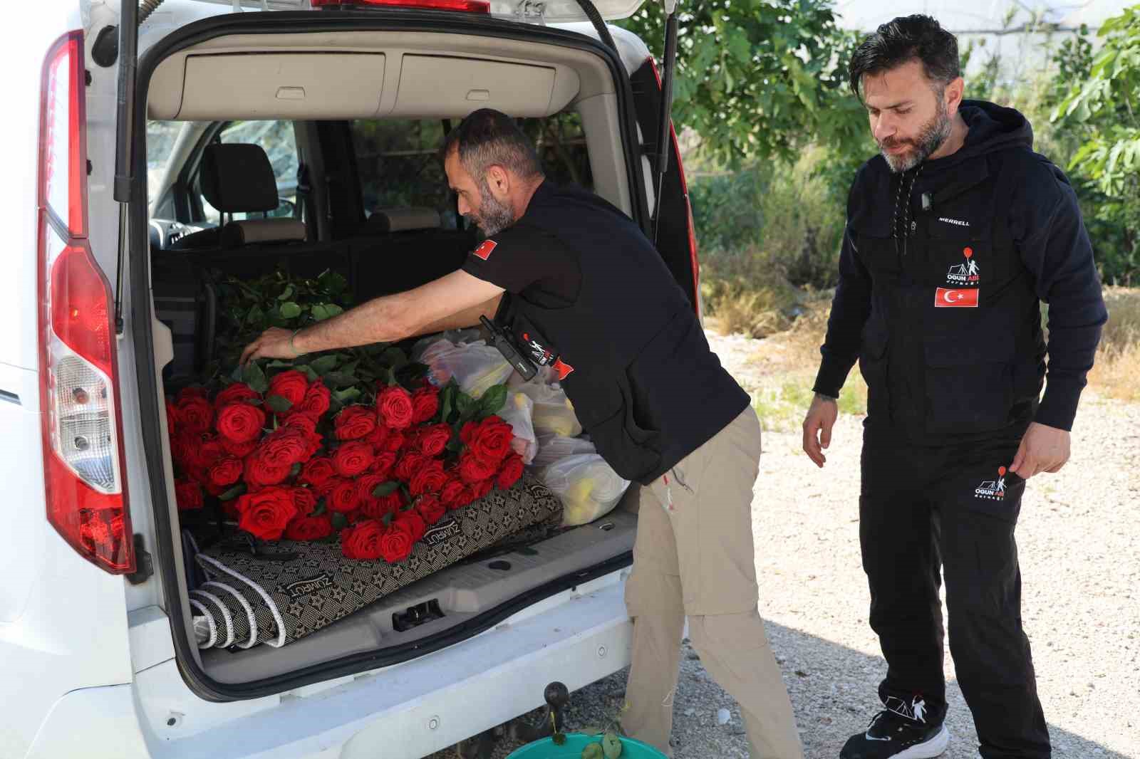 Serada para etmeyen gül, annelere dağıtıldı 6 serada para etmeyen gul annelere dagitildi 2 5CRsZwjR