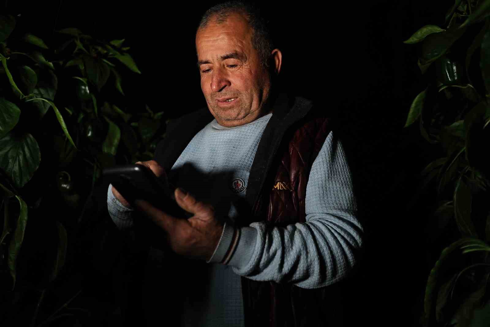 seralarda dona karsi sicakliklar cep telefonundan anlik takip ediliyor 0 mSuCNCjh