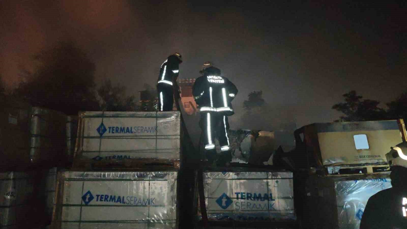 seramik parcalari satilan is yerinde yangin 3 PIaPUAtQ