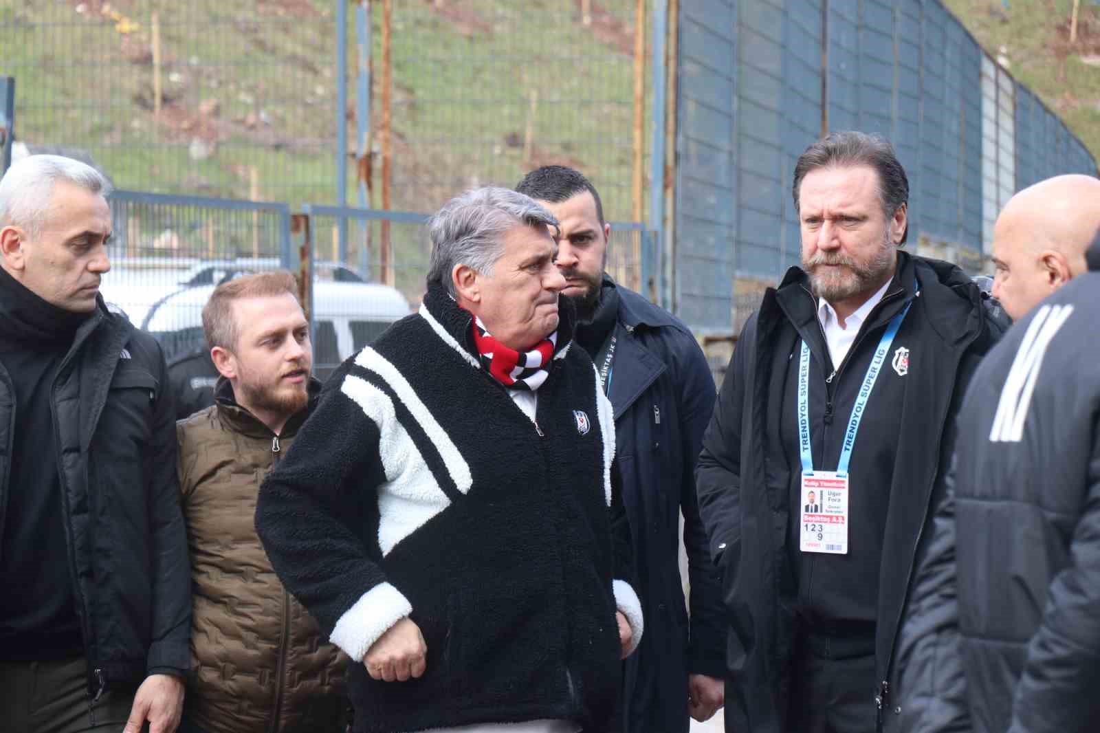 serdar adali taraftarla birlikte maca geldi 1 FlXDZHrI