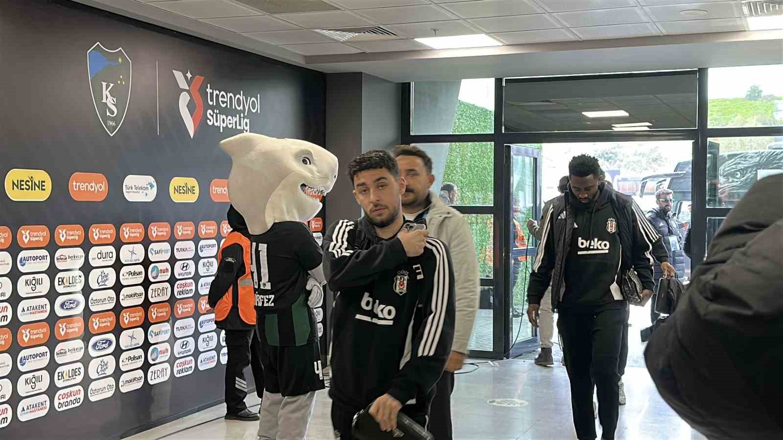 serdar adali taraftarla birlikte maca geldi 2 yZvkhOdk