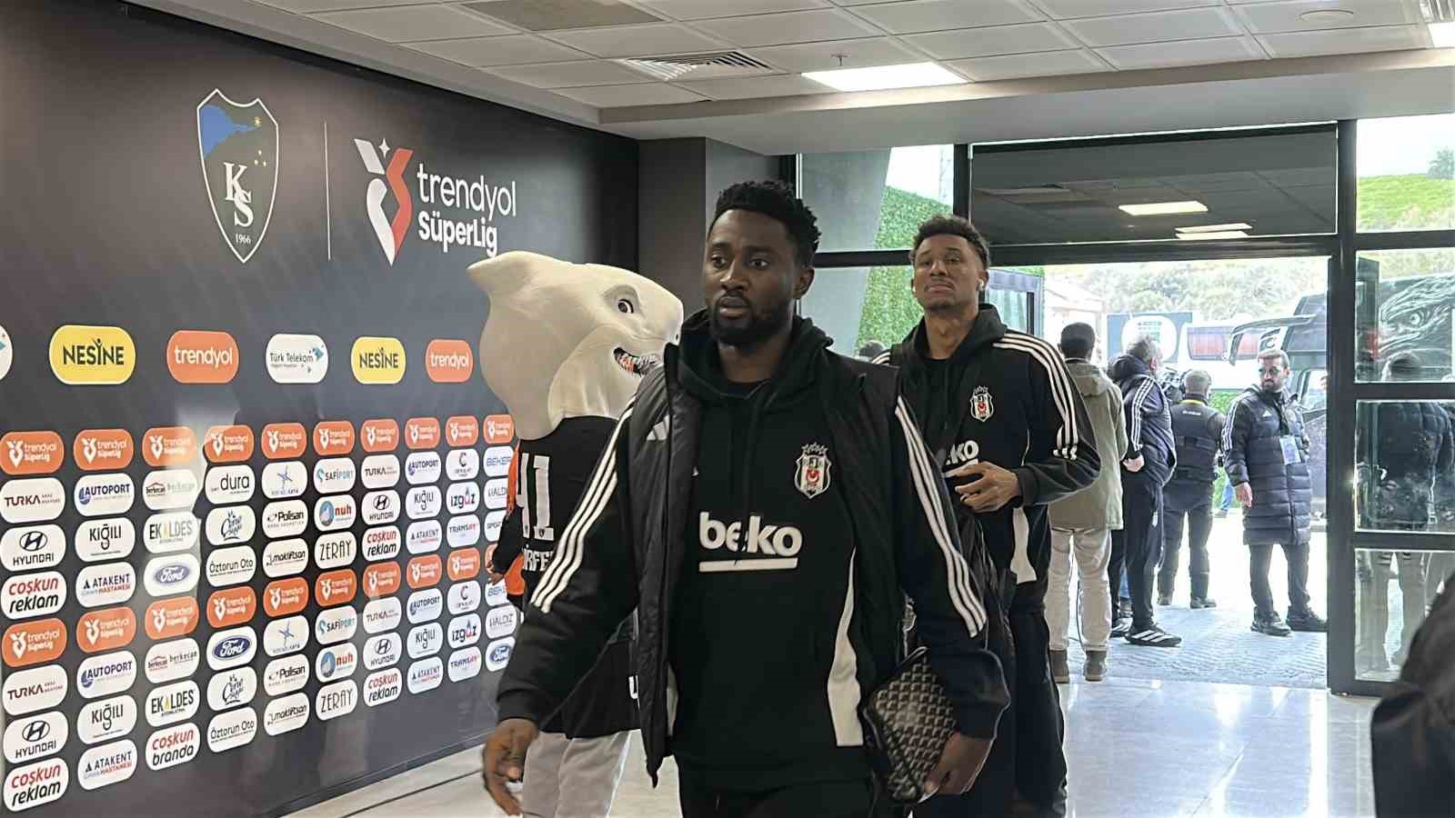 serdar adali taraftarla birlikte maca geldi 3 ZMgnePen